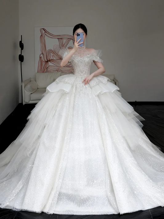 Vestido de novia de lujo con hombros descubiertos, mangas cortas y lentejuelas, con cola DP646