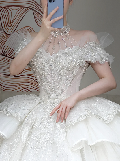 Vestido de novia de lujo con hombros descubiertos, mangas cortas y lentejuelas, con cola DP658