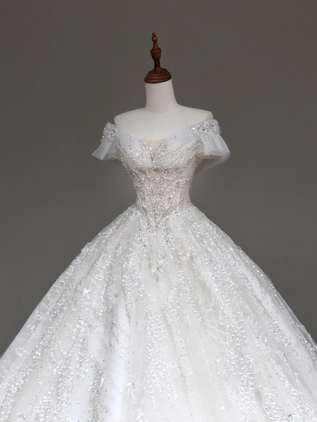Vestido de novia de lujo con hombros descubiertos, mangas cortas y lentejuelas, con cola DP648