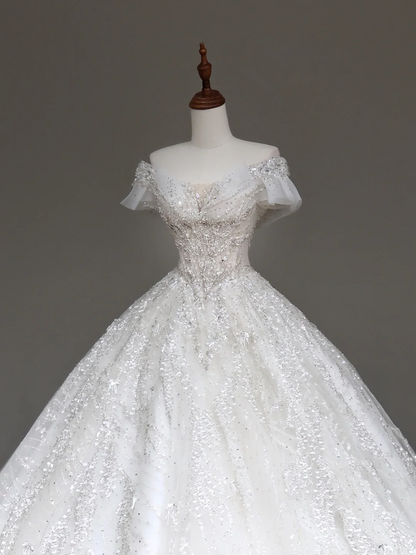 Vestido de novia de lujo con hombros descubiertos, mangas cortas y lentejuelas, con cola DP648