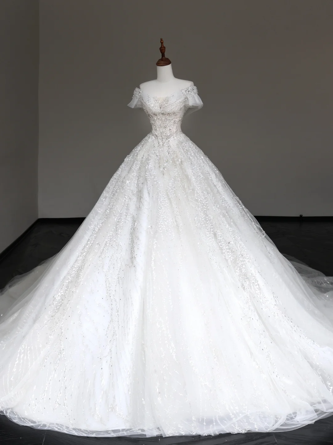 Vestido de novia de lujo con hombros descubiertos, mangas cortas y lentejuelas, con cola DP648