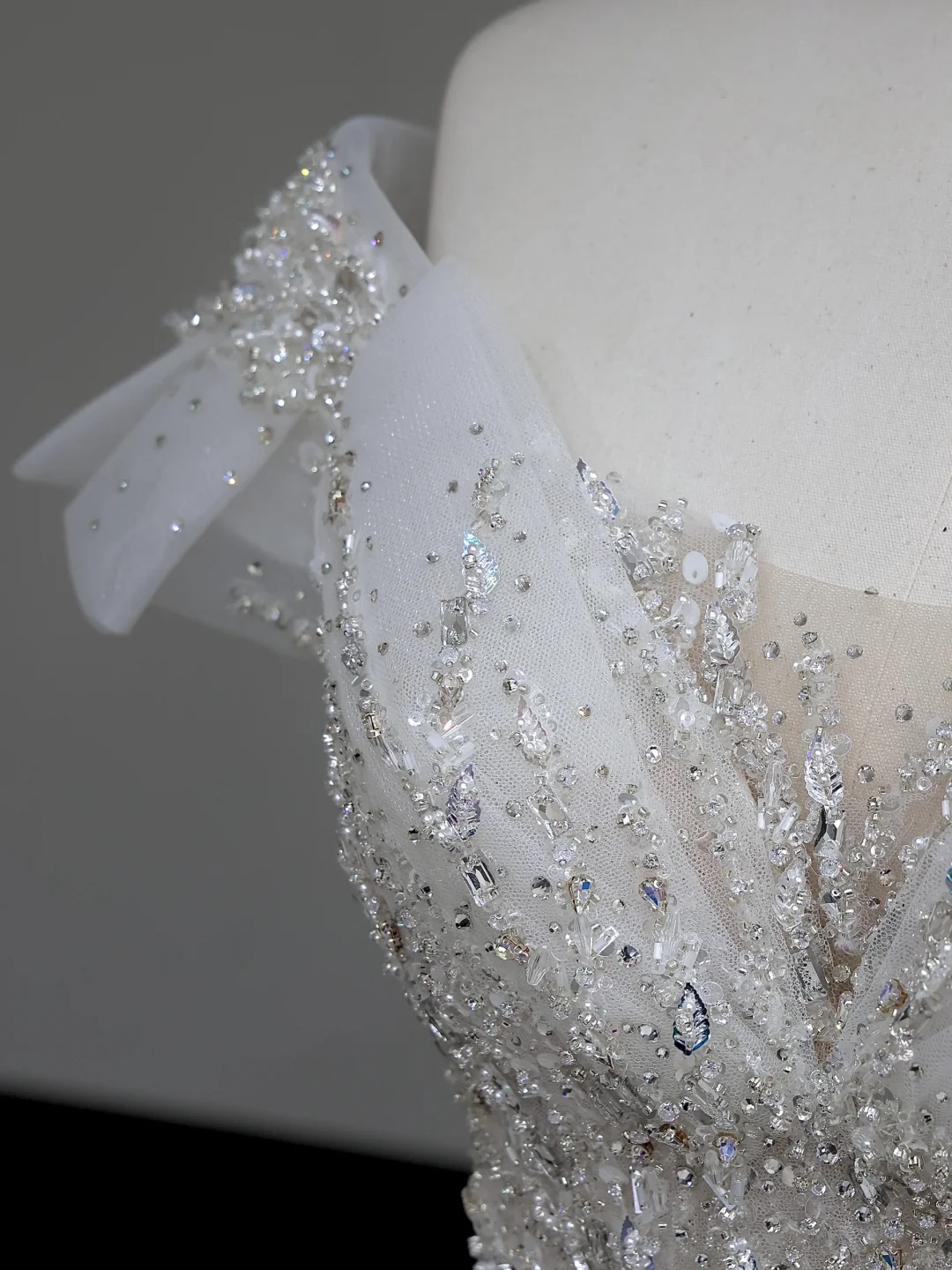 Vestido de novia de lujo con hombros descubiertos, mangas cortas y lentejuelas, con cola DP648