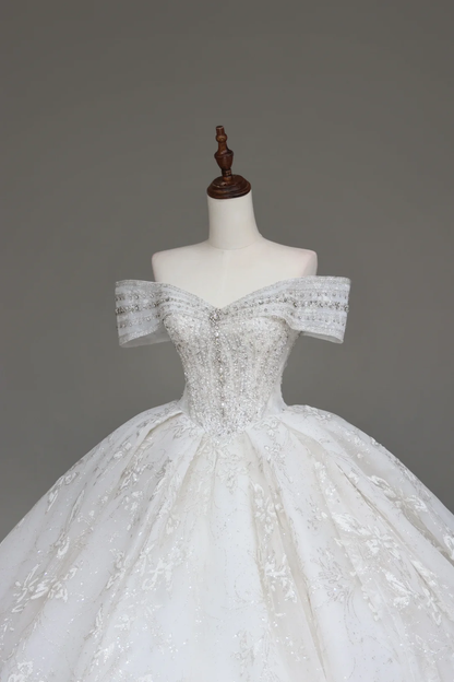 Vestido de novia de lujo con hombros descubiertos, mangas cortas y encaje, con cola DP654