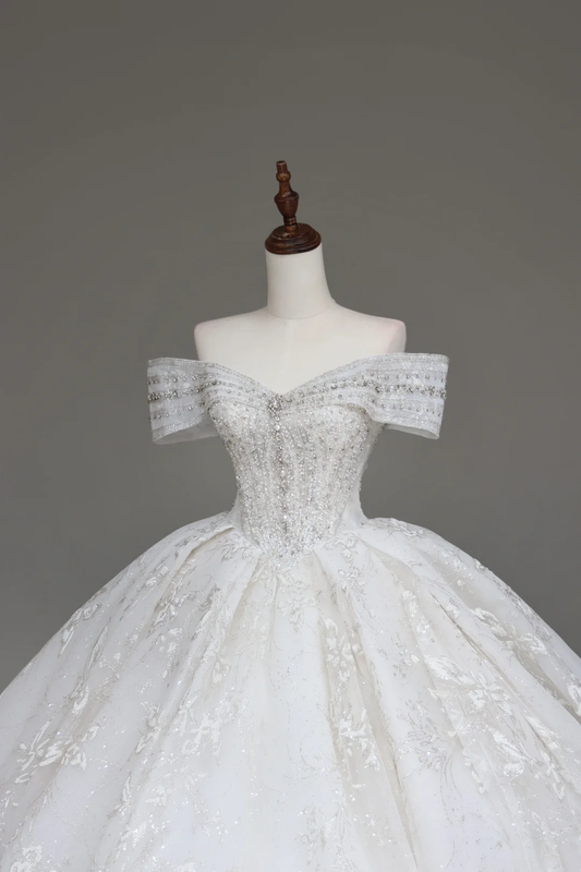 Vestido de novia de lujo con hombros descubiertos, mangas cortas y encaje, con cola DP654