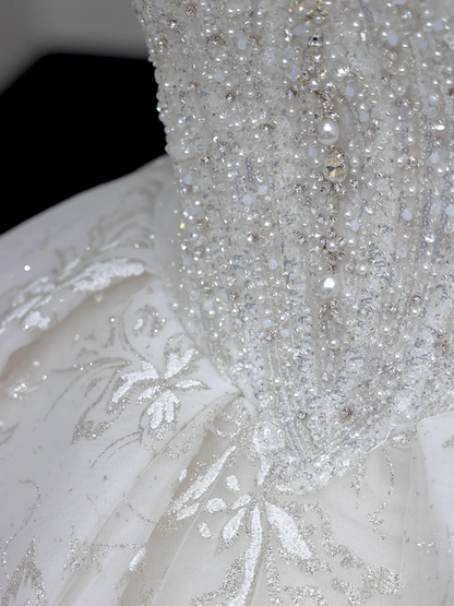 Vestido de novia de lujo con hombros descubiertos, mangas cortas y encaje, con cola DP654