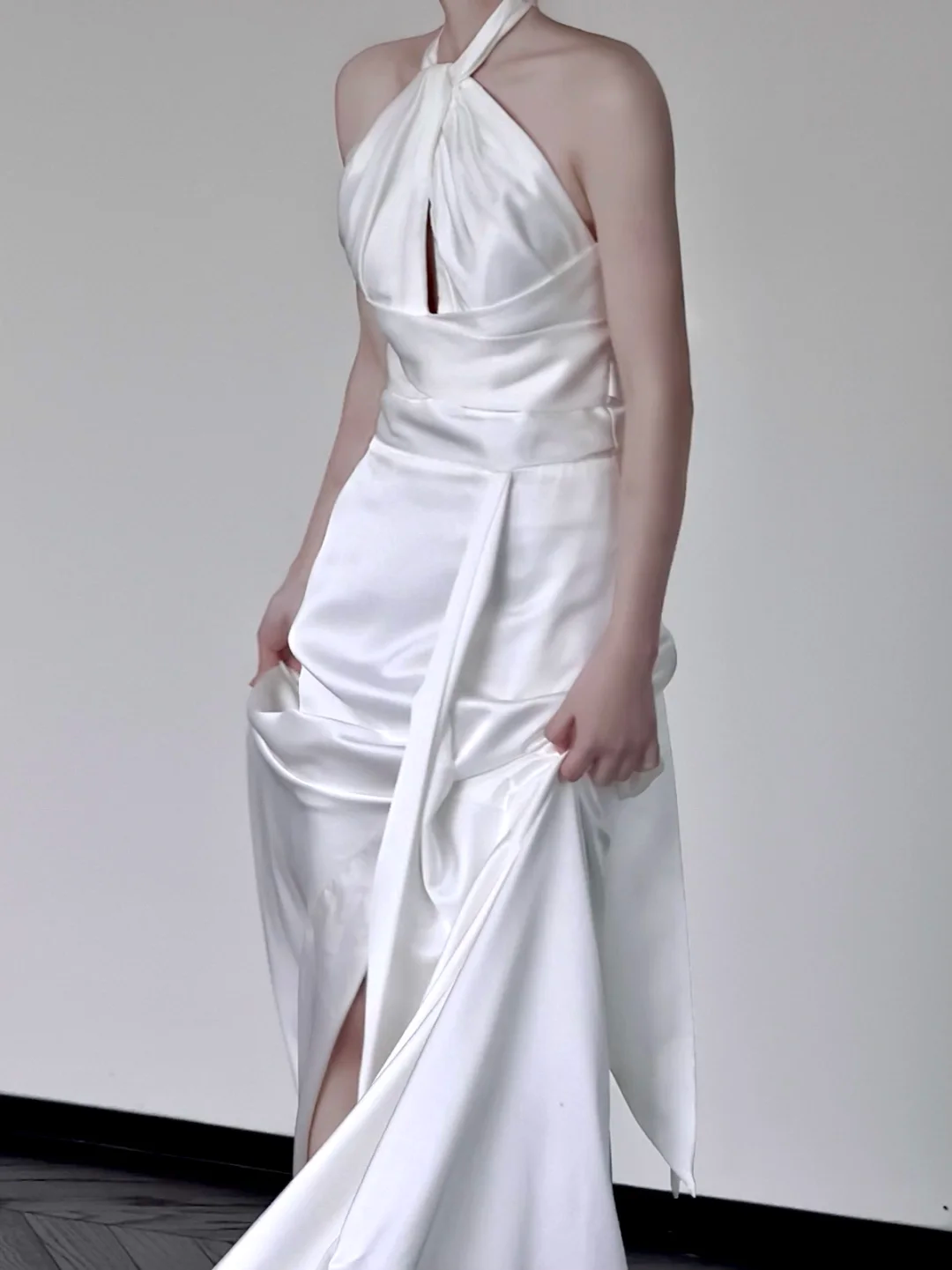 Vestido de novia único de satén blanco con escote halter y corte en A DP662