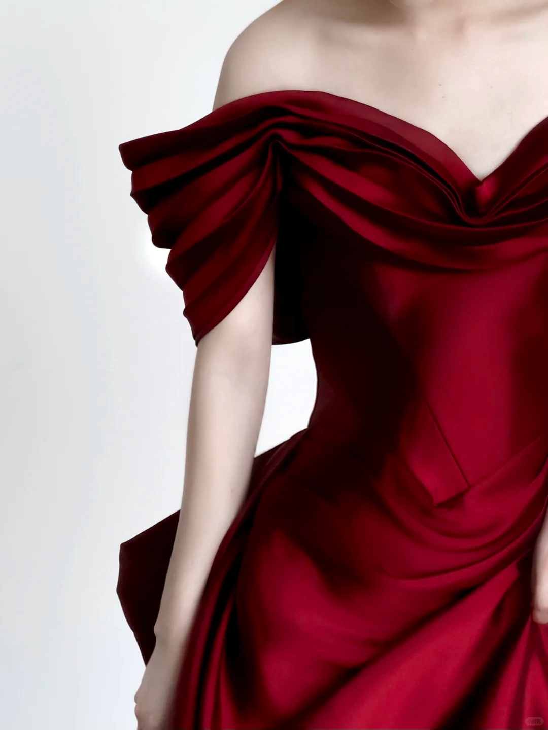 Hermosos vestidos de graduación largos de satén burdeos con hombros descubiertos y corte sirena DP665