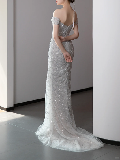 Hermoso vestido de fiesta largo con hombros descubiertos y lentejuelas en gris plateado DP671