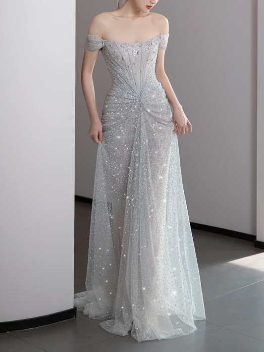 Hermoso vestido de fiesta largo con hombros descubiertos y lentejuelas en gris plateado DP671