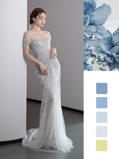 Hermoso vestido de fiesta largo con hombros descubiertos y lentejuelas en gris plateado DP671