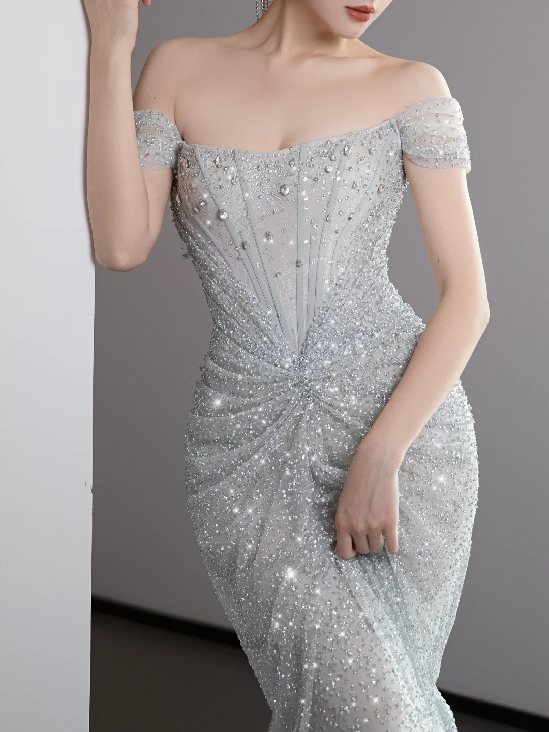 Hermoso vestido de fiesta largo con hombros descubiertos y lentejuelas en gris plateado DP671