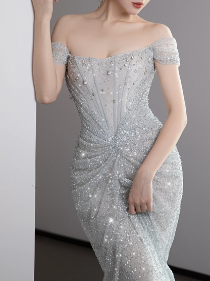 Hermoso vestido de fiesta largo con hombros descubiertos y lentejuelas en gris plateado DP671
