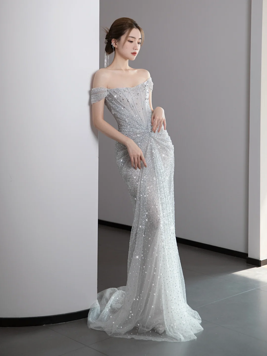 Hermoso vestido de fiesta largo con hombros descubiertos y lentejuelas en gris plateado DP671
