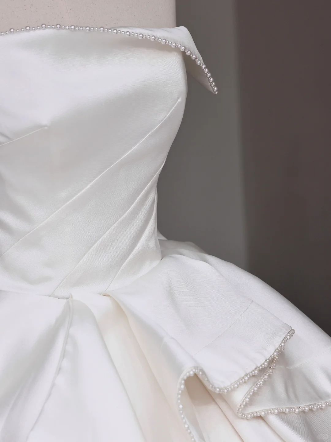 Vestido de novia único, sin tirantes, con perlas y satén blanco, DP676