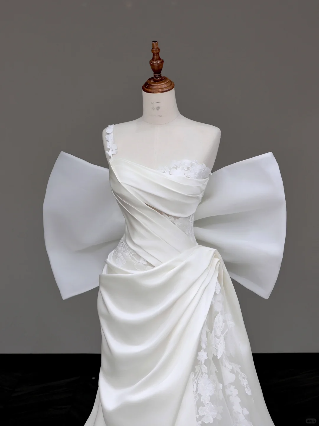 Vestido de novia único de sirena sin tirantes, de satén blanco, con un solo hombro, DP689
