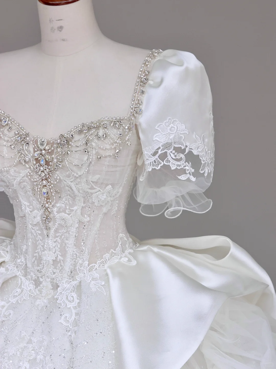 Vestido de novia elegante con escote corazón, manga corta, satén blanco, DP692