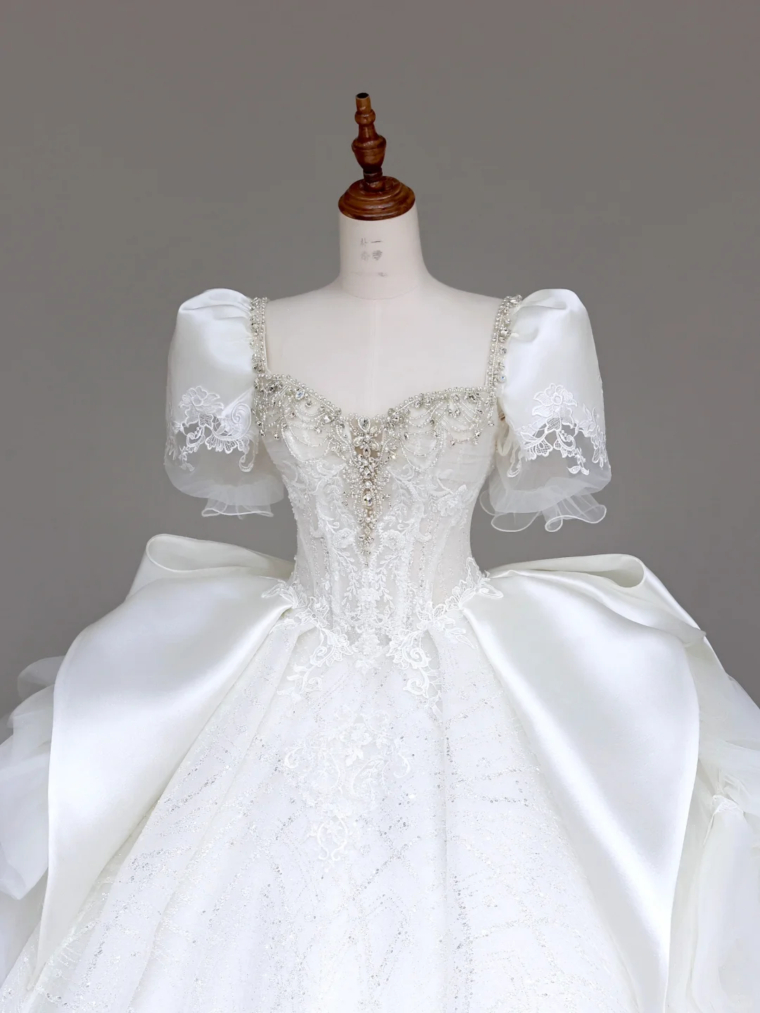 Vestido de novia elegante con escote corazón, manga corta, satén blanco, DP692
