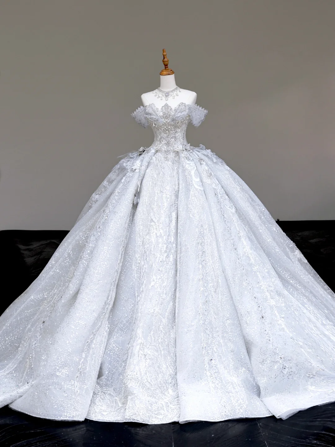 Vestido de novia elegante con hombros descubiertos, lentejuelas blancas, mangas cortas, DP702