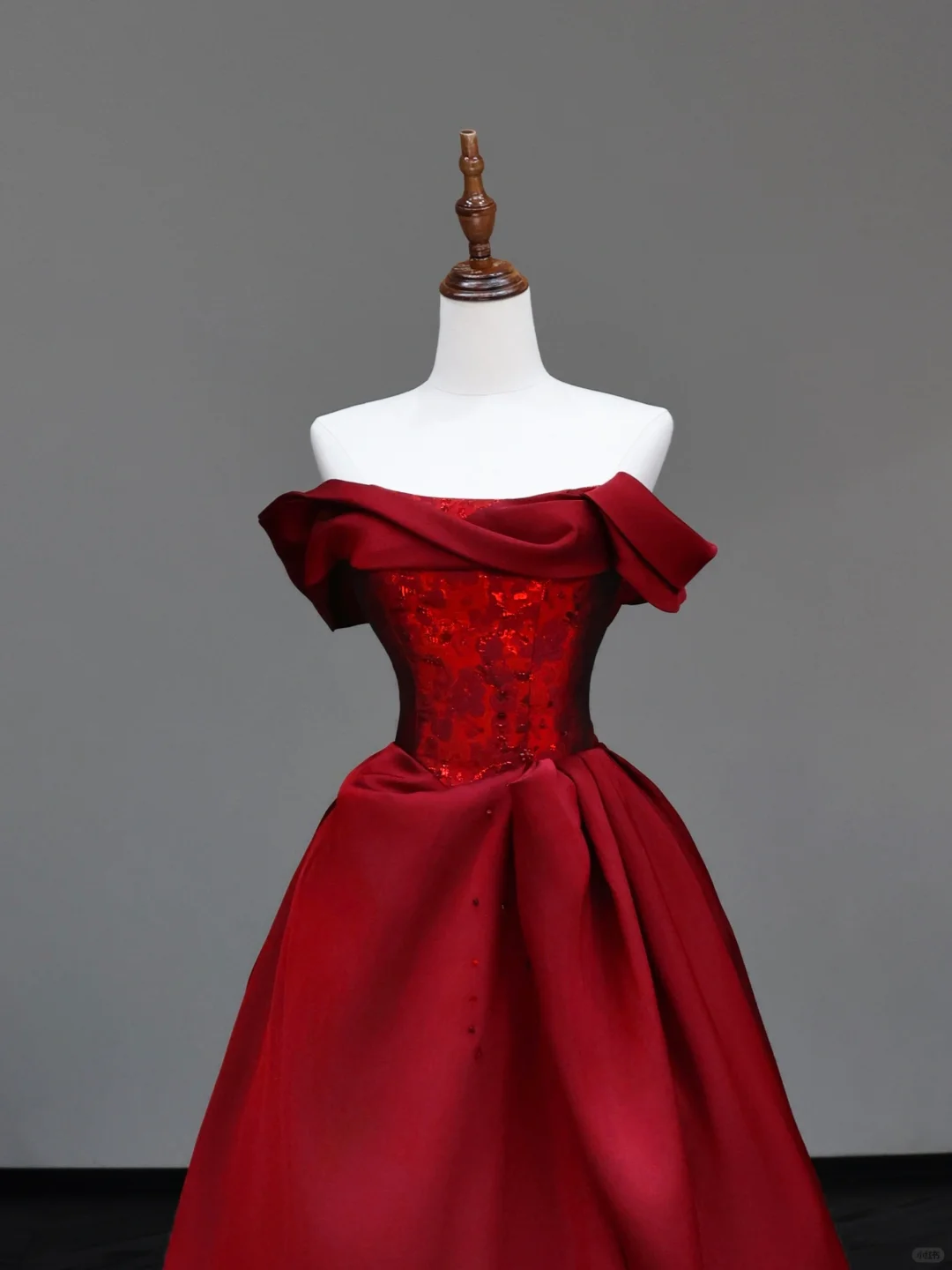 Hermoso vestido de fiesta largo de satén burdeos con hombros descubiertos, vestidos de graduación DP716