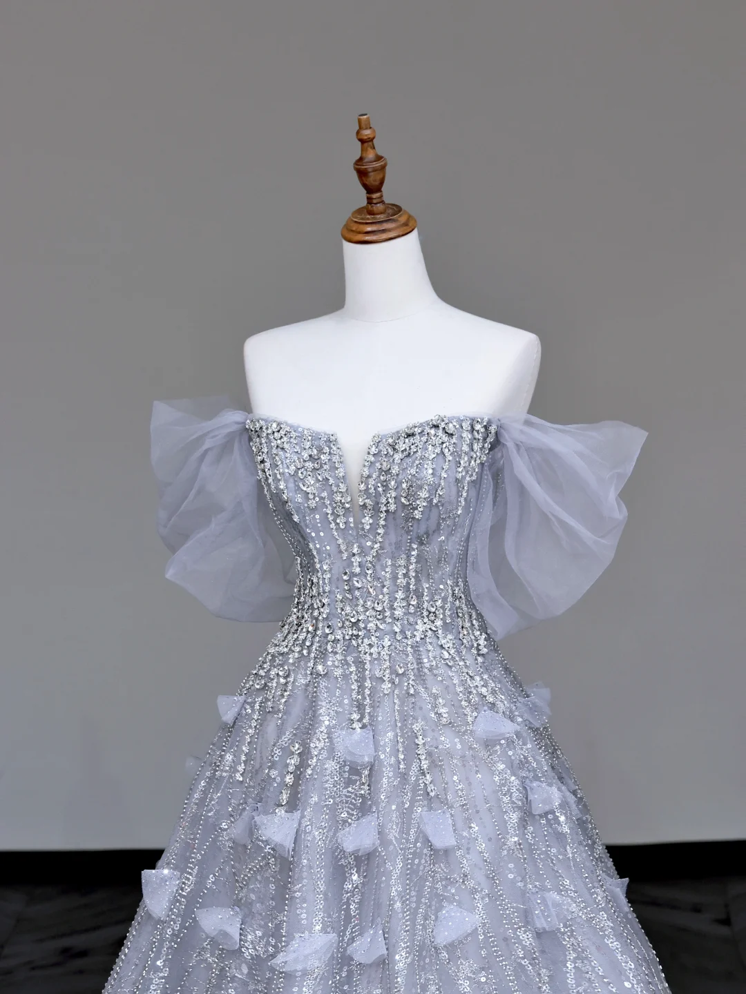 Hermoso vestido de fiesta largo con hombros descubiertos y lentejuelas en gris plateado, vestidos de graduación DP721