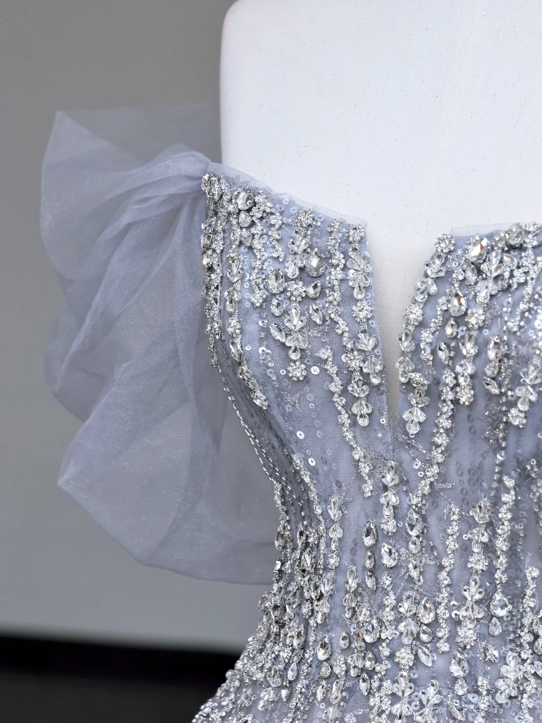 Hermoso vestido de fiesta largo con hombros descubiertos y lentejuelas en gris plateado, vestidos de graduación DP721