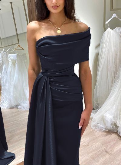 Elegante vestido de fiesta azul marino de satén con hombros descubiertos para invitadas de boda de verano DP777