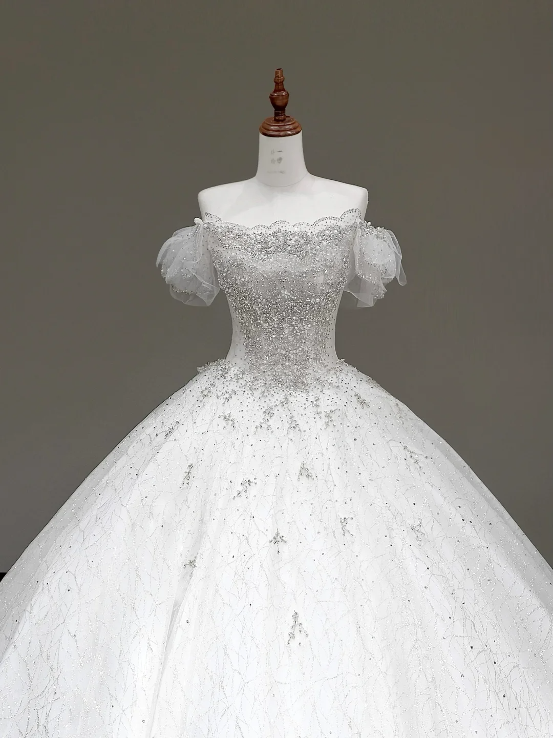 Vestido de novia elegante con hombros descubiertos, lentejuelas, blanco, manga corta, DP793