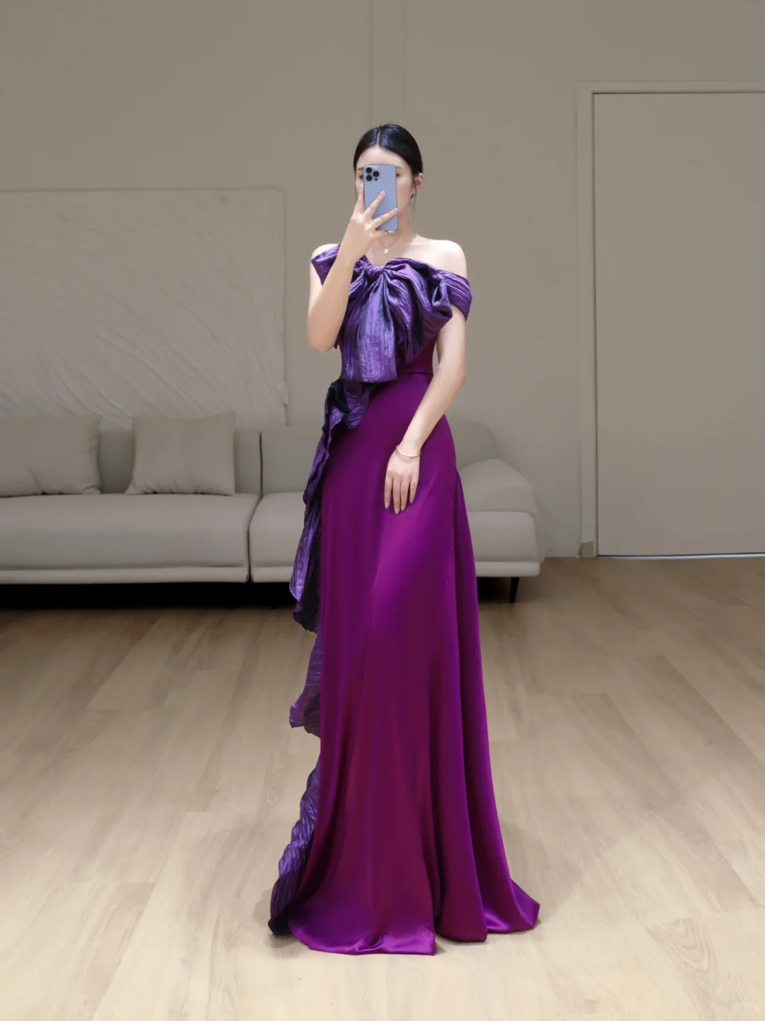 Hermoso vestido de fiesta largo de satén color uva con hombros descubiertos y corte sirena, DP809
