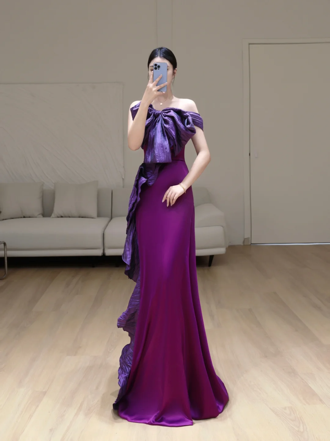 Hermoso vestido de fiesta largo de satén color uva con hombros descubiertos y corte sirena, DP809