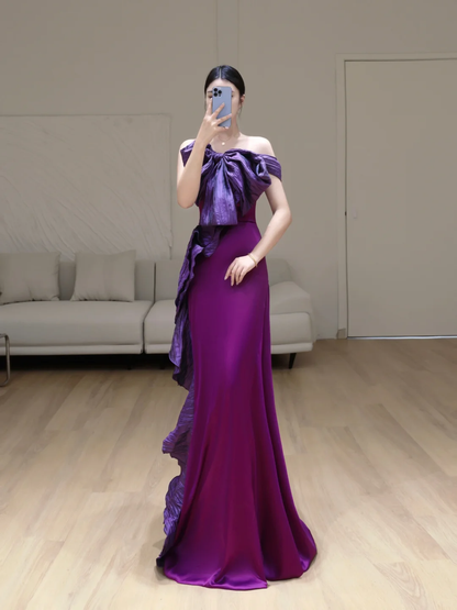 Hermoso vestido de fiesta largo de satén color uva con hombros descubiertos y corte sirena, DP809