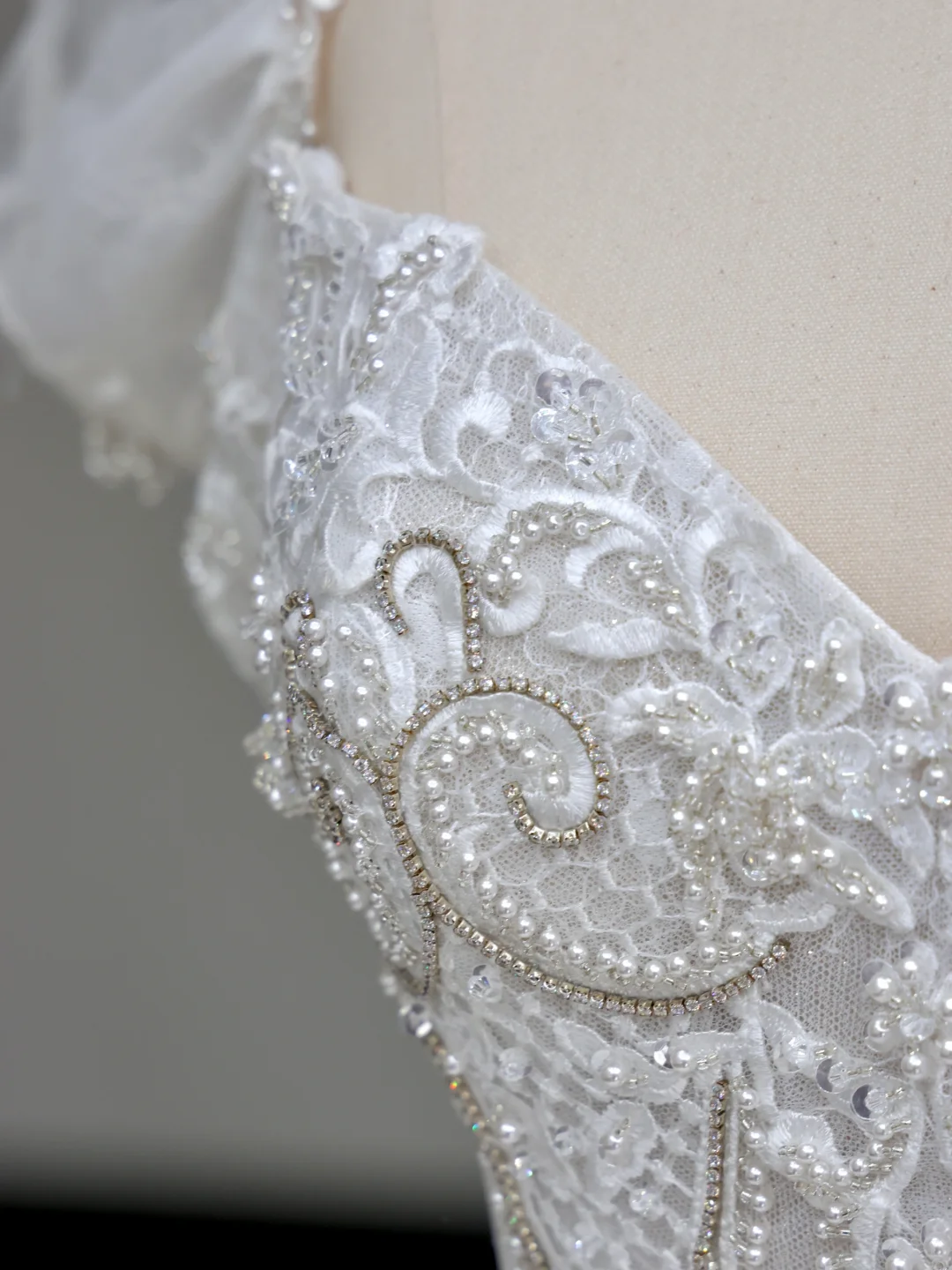 Vestido de novia estilo princesa, con escote corazón, encaje, cuentas blancas y mangas, DP848