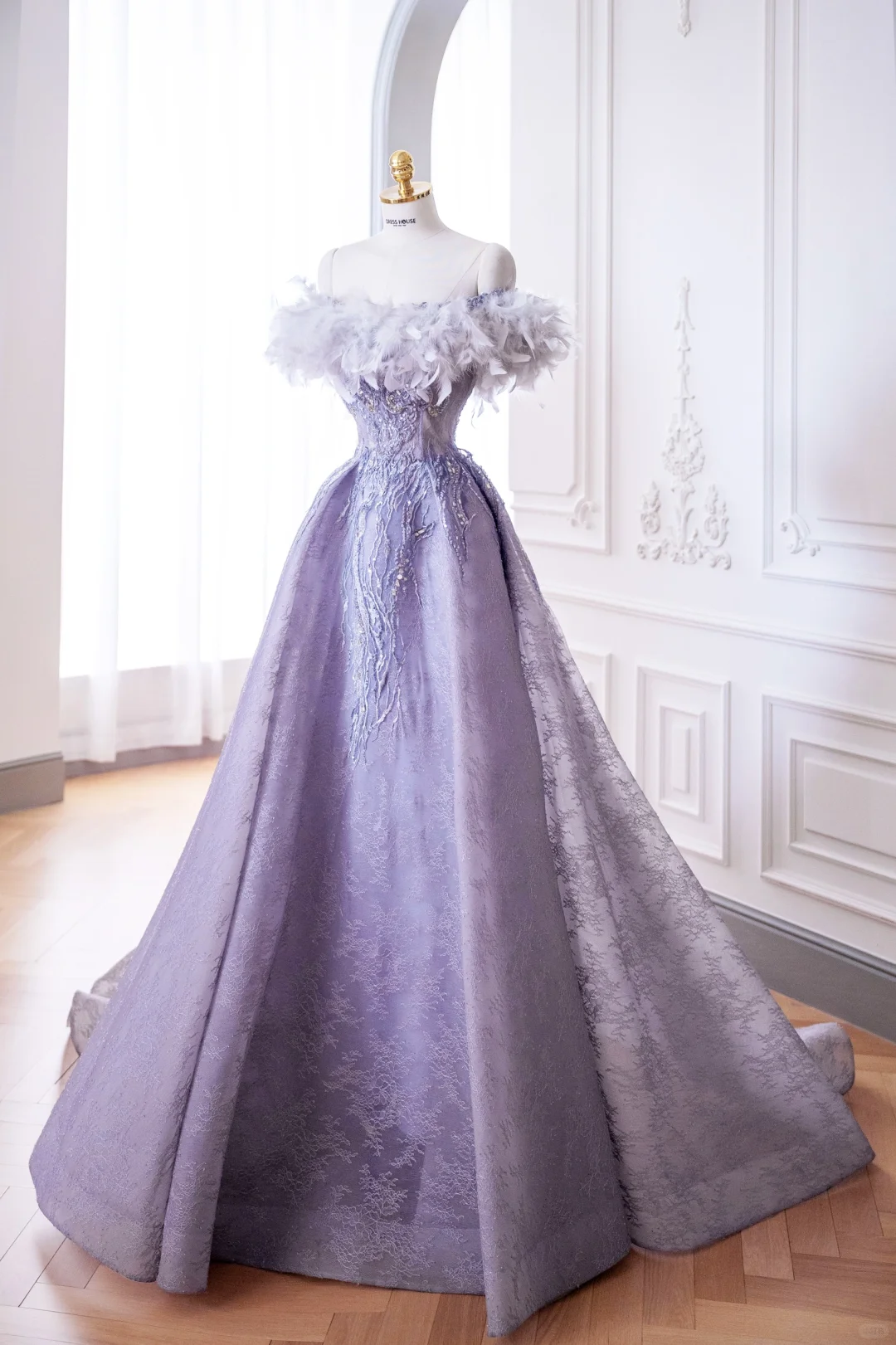 Elegante vestido de fiesta glamuroso con hombros descubiertos y plumas lilas, vestido de fiesta, vestido de noche DP888