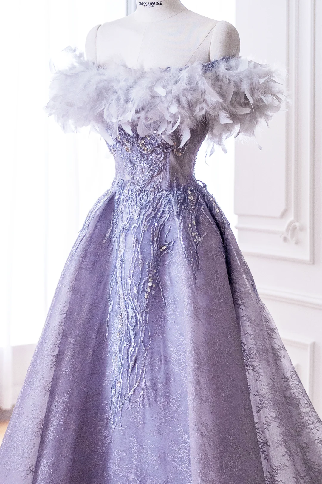Elegante vestido de fiesta glamuroso con hombros descubiertos y plumas lilas, vestido de fiesta, vestido de noche DP888