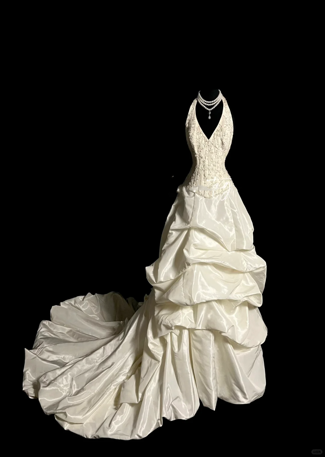 Hermoso vestido de novia con cuello halter, color marfil y satén, DP920