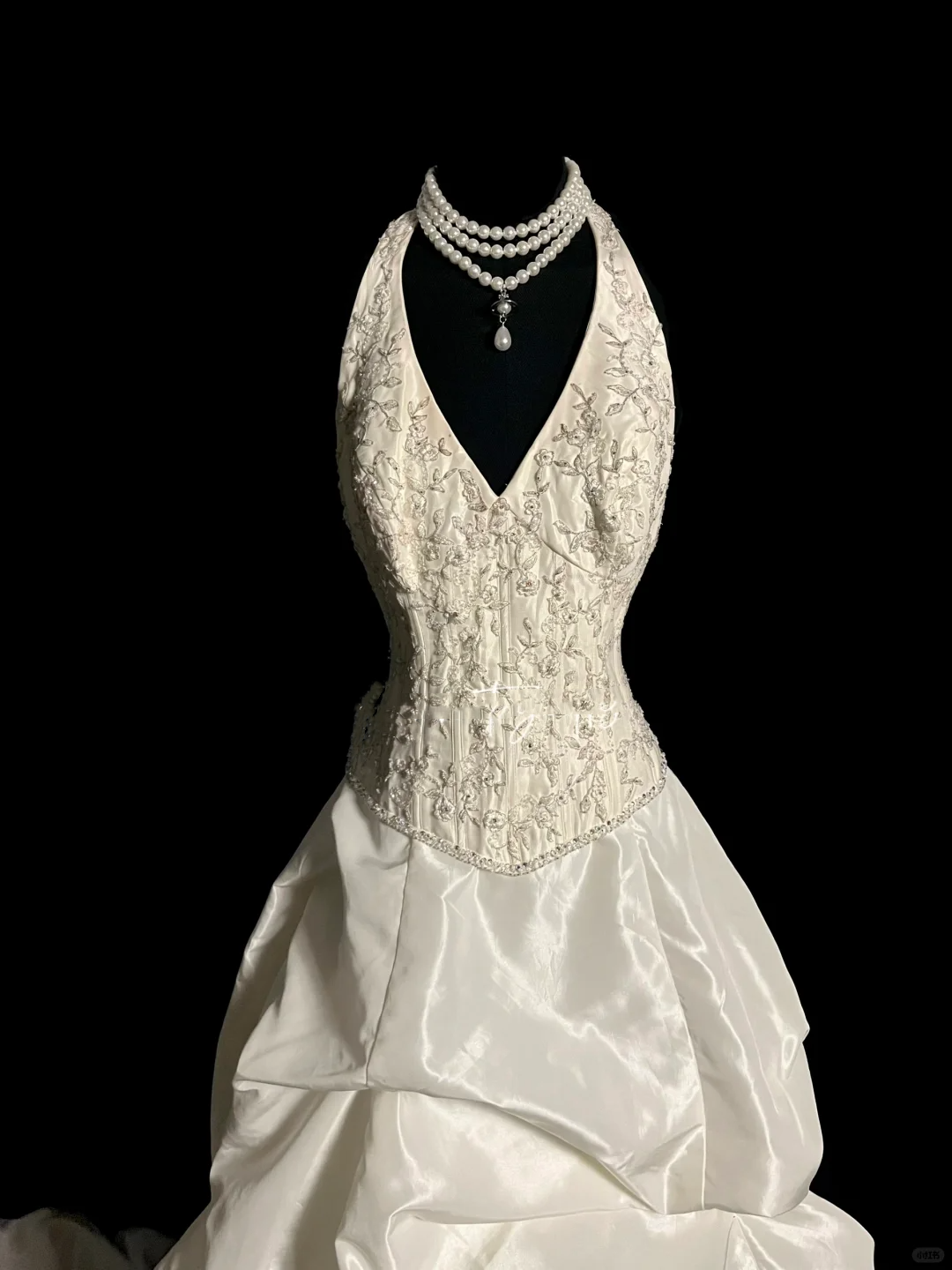 Hermoso vestido de novia con cuello halter, color marfil y satén, DP920