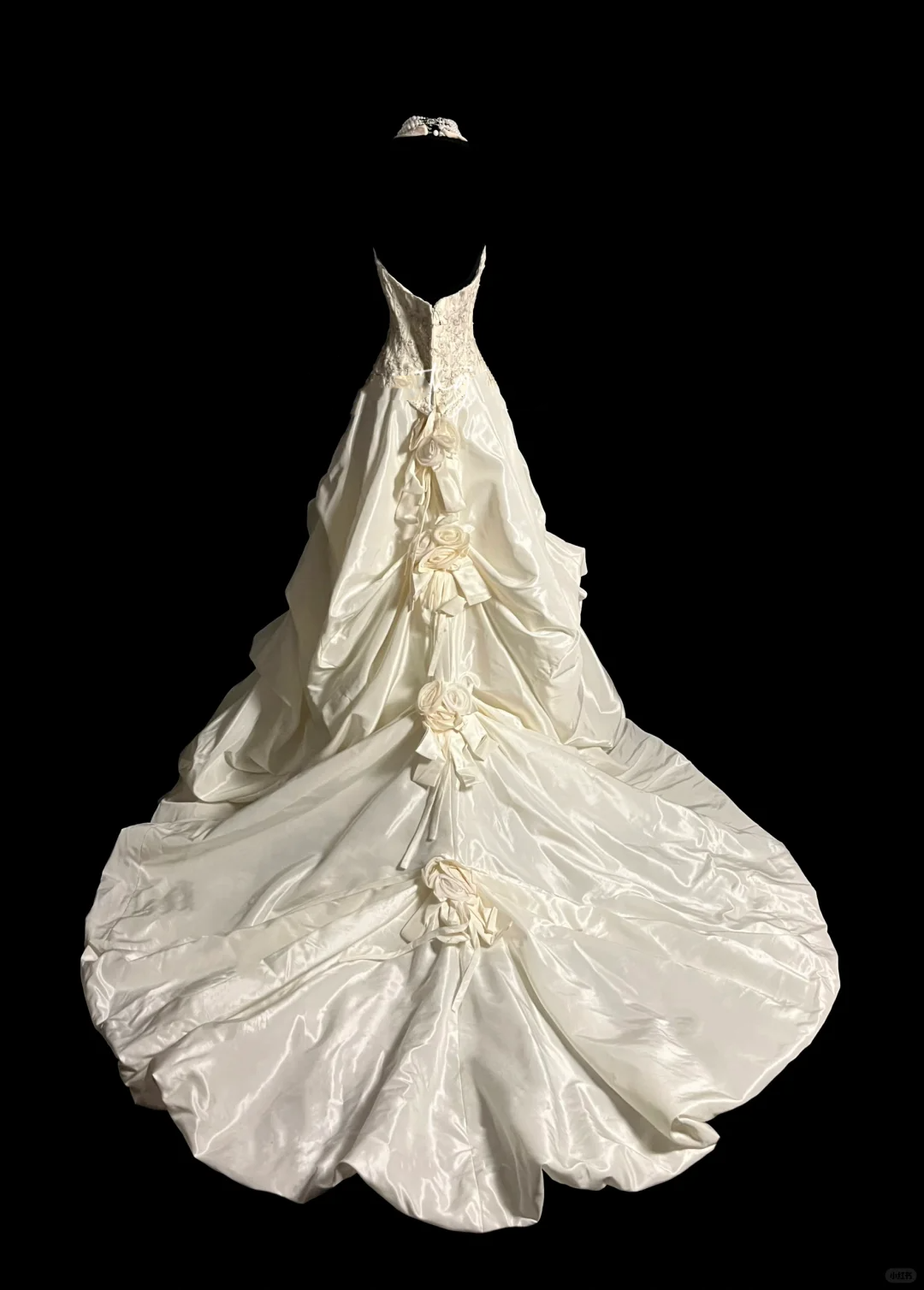 Hermoso vestido de novia con cuello halter, color marfil y satén, DP920