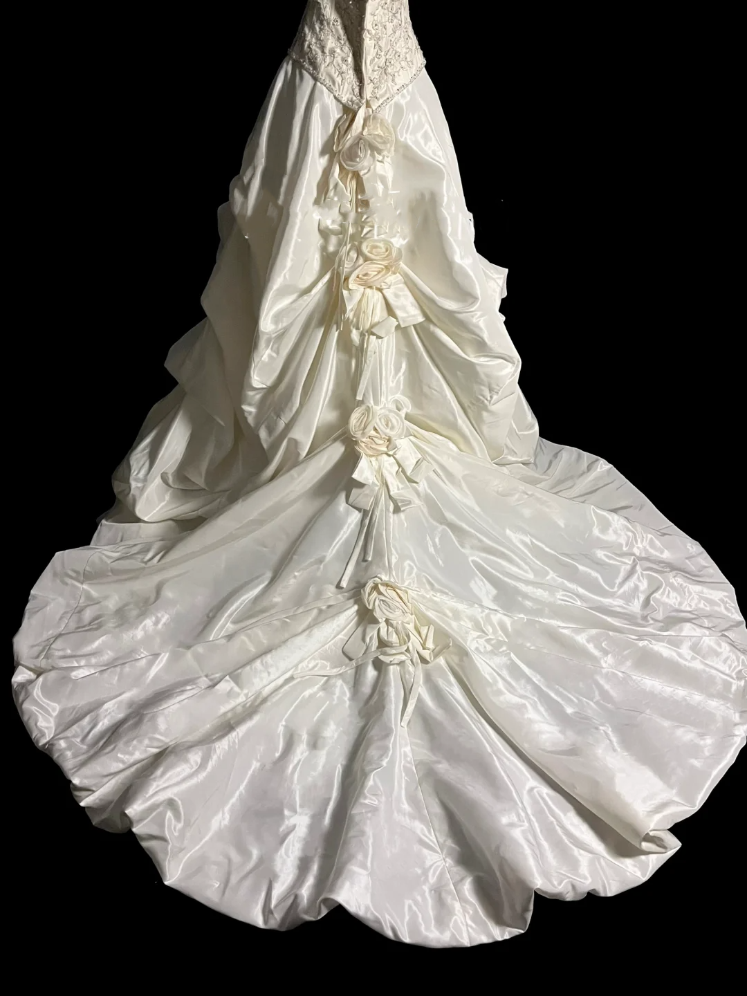 Hermoso vestido de novia con cuello halter, color marfil y satén, DP920