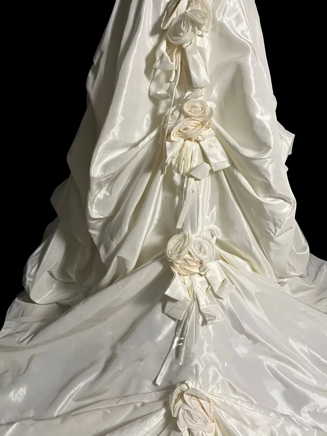 Hermoso vestido de novia con cuello halter, color marfil y satén, DP920