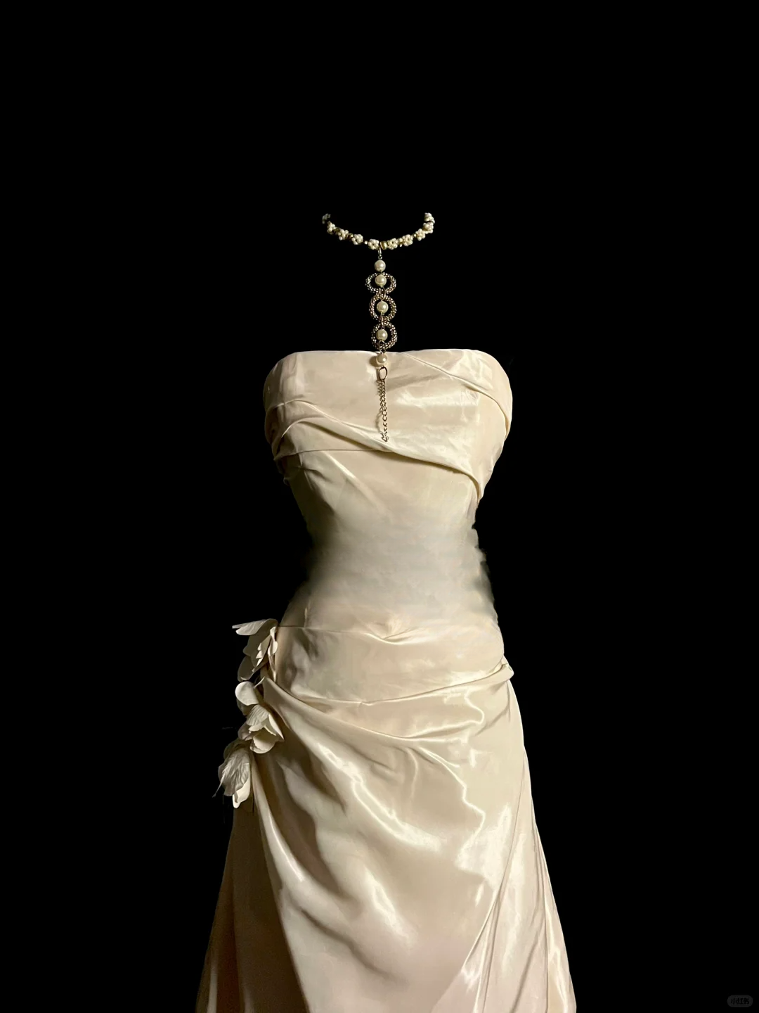 Hermoso vestido de novia vintage de satén marfil sin tirantes DP921