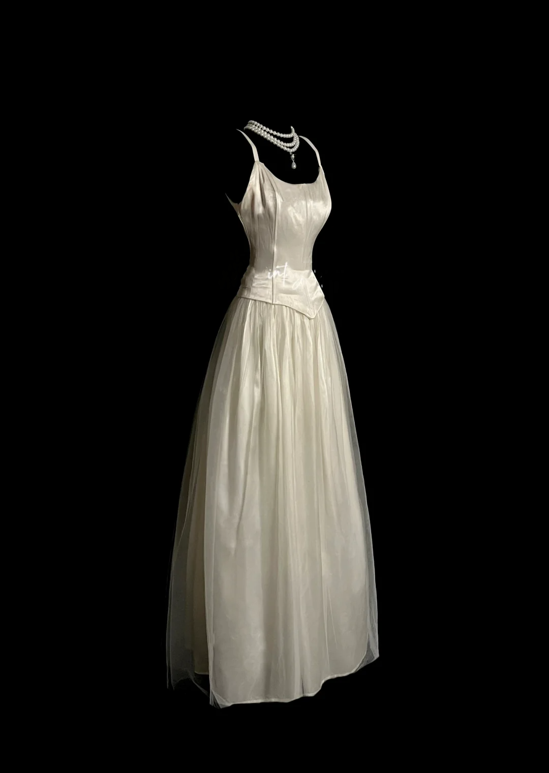 Hermoso vestido de novia largo de tul color marfil con tirantes finos DP924