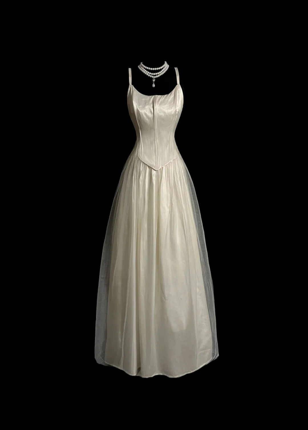Hermoso vestido de novia largo de tul color marfil con tirantes finos DP924