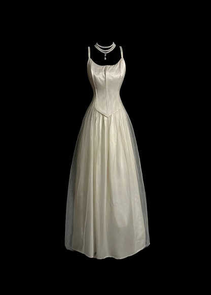 Hermoso vestido de novia largo de tul color marfil con tirantes finos DP924