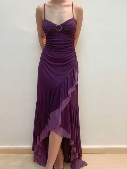 Vestido de fiesta largo morado oscuro con tirantes finos y volantes