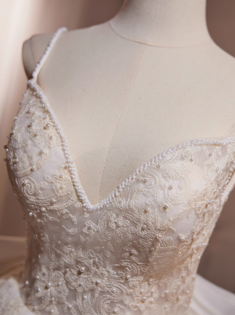 Vestido de fiesta corto en color blanco roto con escote en V, encaje de malla y cuentas. Vestido de cumpleaños en color blanco roto ED1070