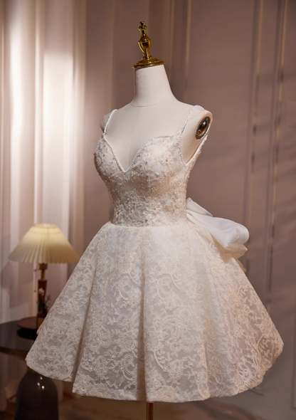 Vestido de fiesta corto en color blanco roto con escote en V, encaje de malla y cuentas. Vestido de cumpleaños en color blanco roto ED1070