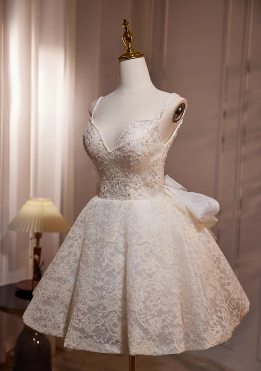 Vestido de fiesta corto en color blanco roto con escote en V, encaje de malla y cuentas. Vestido de cumpleaños en color blanco roto ED1070