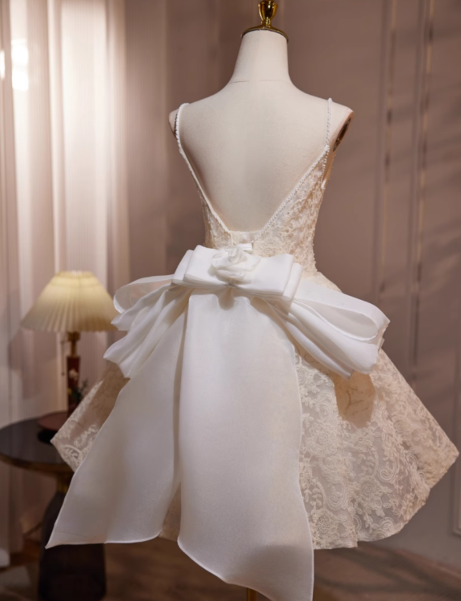 Vestido de fiesta corto en color blanco roto con escote en V, encaje de malla y cuentas. Vestido de cumpleaños en color blanco roto ED1070
