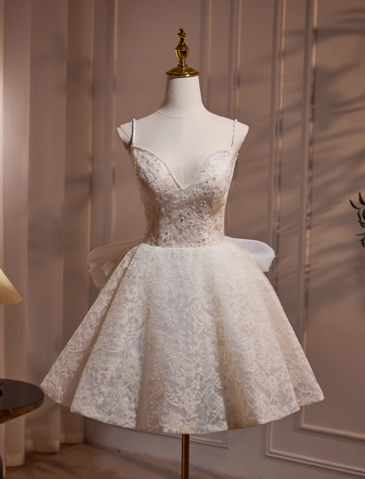Vestido de fiesta corto en color blanco roto con escote en V, encaje de malla y cuentas. Vestido de cumpleaños en color blanco roto ED1070