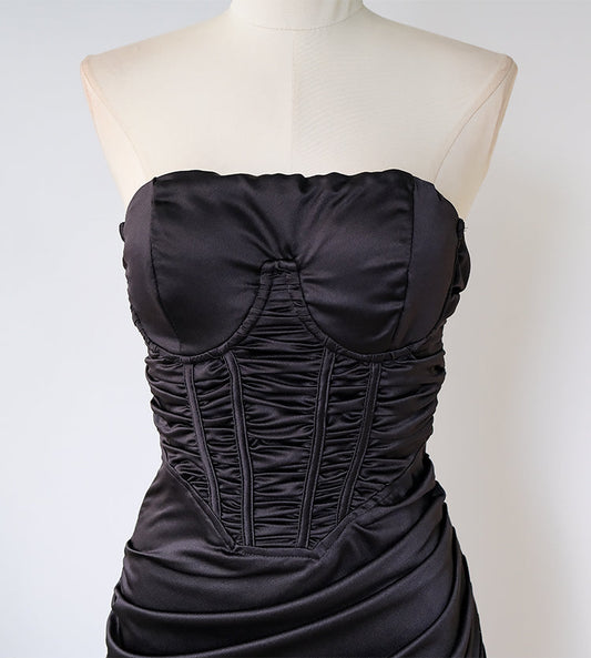 Vestido de cumpleaños de satén sin tirantes y ajustado ED01078