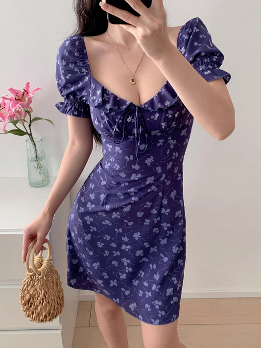 Vestido corto morado con estampado floral, escote cuadrado, mangas abullonadas y corte A ED01127